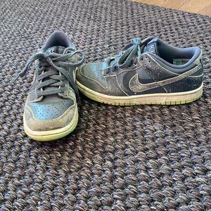Intentionally distressed Boys Nike Dunk SE size 3.5